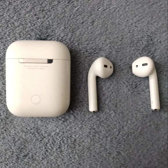 White Apple Airpods 2nd Generation Lightening Charging Case 100% Authentic